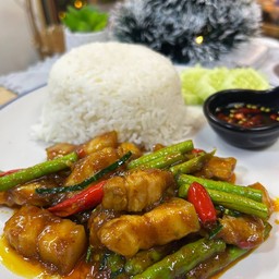 ผัดพริกแกง