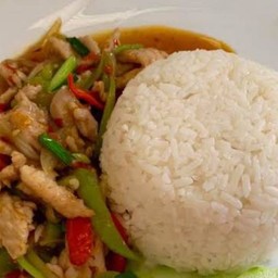 ผัดพริกหยวกหมูชิ้นราดข้าว