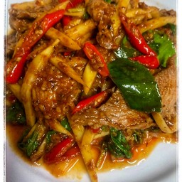 ผัดเผ็ดเนื้อหน่อไม้ดอง