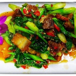 ผัดคะน้าหมูกรอบ