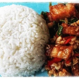 กระเพราหมูกรอบราดข้าว