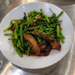 ผัดผักบุ้งหมูกรอบ