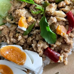 กะเพราไข่เค็มหมูสับ