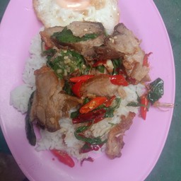 กระเพราหมูกรอบ