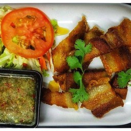 สามชั้นทอดน้ำปลา