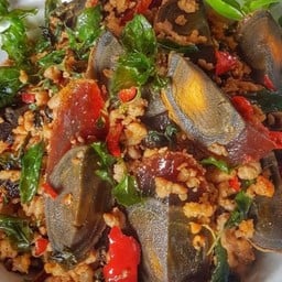 กะเพราไข่เยี่ยวม้า