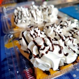 ขนมปังปิ้ง+วิปครีม ราดซอสช็อคโกแลต