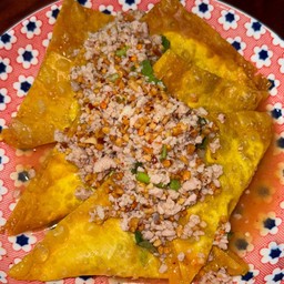 ยำเกี๊ยวหมูทรงเครื่อง 6 ชิ้น