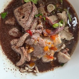 เส้นหมี่ขาวหมูตับน้ำตก