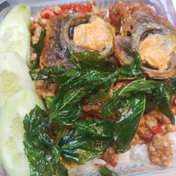 กะเพราไข่เยี่ยวม้า(เลือกเนื้อสัตว์ได้)(ราดข้าว)