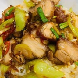 ผัดพริกหยวกหมูกรอบราดข้าว