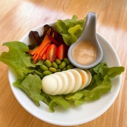 สลัดไข่ต้ม