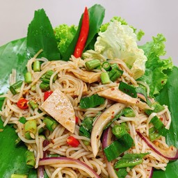 ยำขนมจีนหมูยอ ปลากรอบ