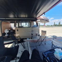 เรามีที่นั่งให้ได้ชมวิวทุ่งนา รับลมบรรยากาศดีๆ