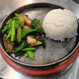 ข้าวผักบุ้งหมูกรอบ