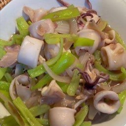 ผัดพริกหยวกปลาหมึกราดข้าว