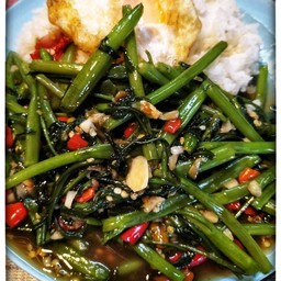 ผัดผักบุ้งไฟแดงราดข้าว+ไข่ดาว