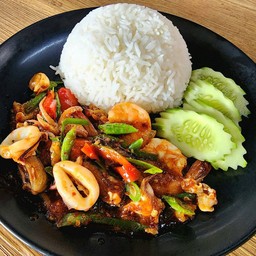 ผัดพริกแกงทะเลราดข้าว