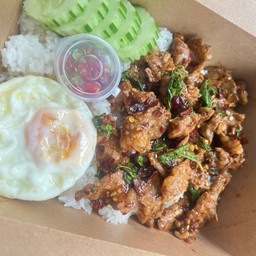 กะเพราถาดเนื้อชิ้นราดข้าวแถมไข่ดาว1ฟอง