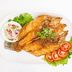 ปลากะพงทอดยำมะม่วง