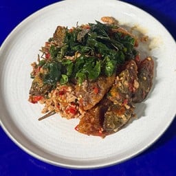 กระเพราไข่เยี่ยวม้า