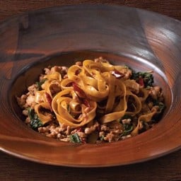 พาสต้าเส้นสดกะเพราสันคอหมูสับ