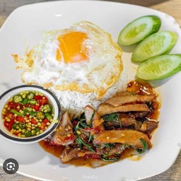 ข้าวกระเพราคอหมูย่าง