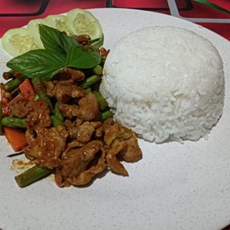 ข้าวราดผัดพริกแกงหมู