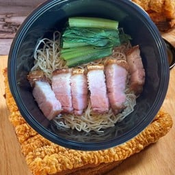 บะหมี่น้ำหมูกรอบย่างถ่าน