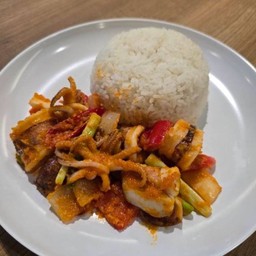 ข้าวราดหมึกผัดไข่เค็ม