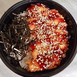 ข้าวไก่ทอดซอสสไปซ์ซี่ โรยสาหร่าย