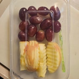 แอปเปิ้ลรวมองุ่นไร้เม็ด ปอกพร้อมทานขนาดกล่อง 500 ml