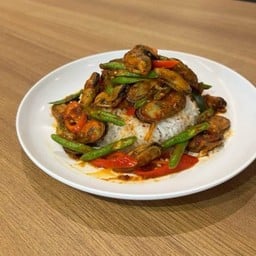 ข้าวหอยแมลงภู่ผัดพริกแกง