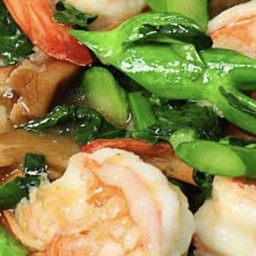 คะน้าผัดทะเลเป็นกับข้าว