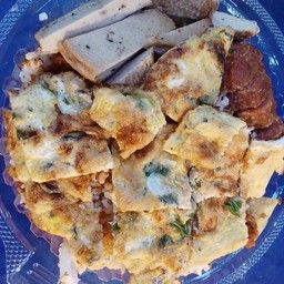 ข้าวคลุกน้ำพริก กากหมู