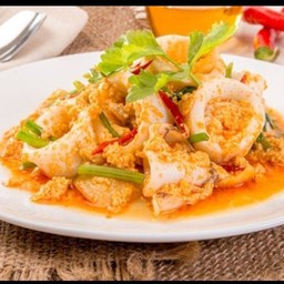 ปลาหมึกผัดไข่เค็ม