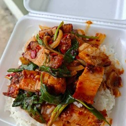 พริกเผาหมูกรอบราดข้าว