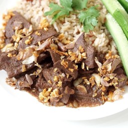 ตับหมูทอดกระเทียมราดข้าว