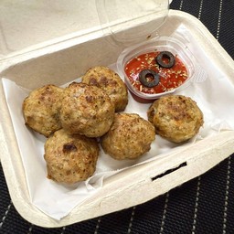 พอร์คบอล (มีทบอล) จากหมูปลอดสารและเบคอนรมควันธรรมชาติไร้สารไนเตรทไนไตร เสริฟพร้อมซอสมะเขือเทศคีโต