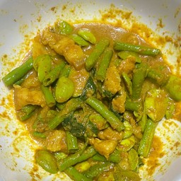 ผัดเผ็ดหมูสามชั้นสะตอและถั่วฝักยาว  ราดข้าว