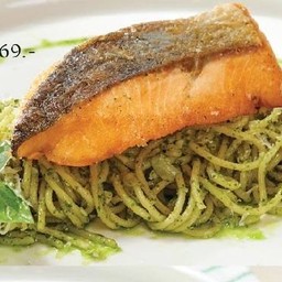 สปาเกตตี้ซอสเพสโต้หน้าแซลมอนย่าง