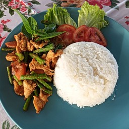 ข้าวผัดพริกแกงถั่วอกไก่