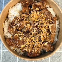 ข้าวเนื้อกระเทียม.