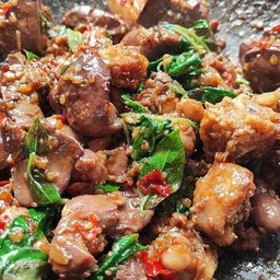 ข้าวกระเพราเครื่องในไก่