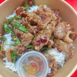 กะเพราเนื้อชิ้นราดข้าว