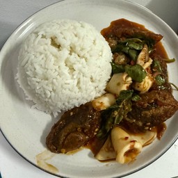 กระเพราปลาหมึกไข่เยี่ยวม้า