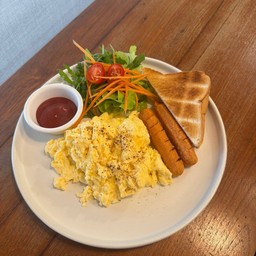 ไข่ข้นและไส้กรอกไก่ scrambled eggs and sausages