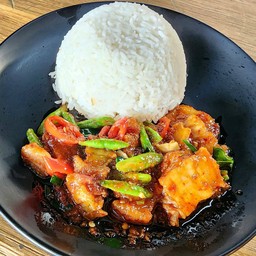 ผัดพริกแกงหมูกรอบราดข้าว