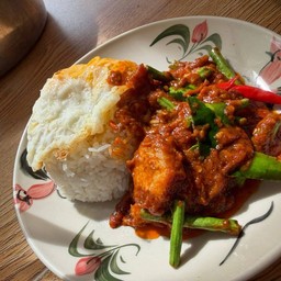 ผัดพริกแกงราดข้าว