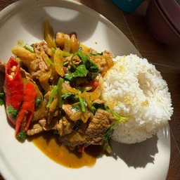 ผัดผงกะหรี่ราดข้าว